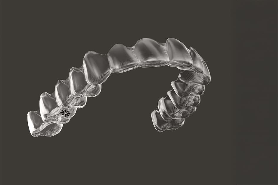 透明なマウスピース矯正