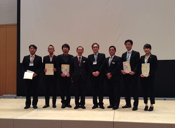 2013年学会賞受賞式（日本補綴歯科学会優秀ポスターデンツプライ賞）右から２番目